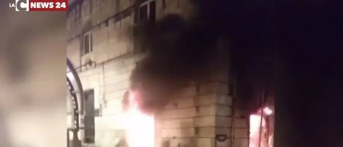 Palazzo invaso dal fumo e aria irrespirabile, poliziotti eroi salvano anziana