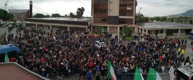 Lamezia protesta ma i commissari non si fanno trovare