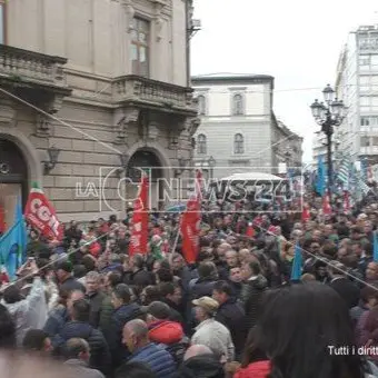 Gli Lsu/lpu protestano a Catanzaro: «Bloccheremo i treni a Lamezia»