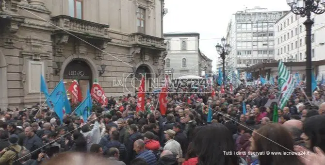 Gli Lsu/lpu protestano a Catanzaro: «Bloccheremo i treni a Lamezia»