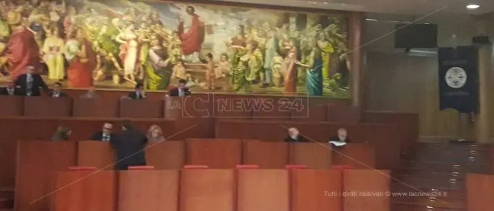 Oliverio si aggrappa al centrodestra. Consiglio regionale salvato dalle opposizioni