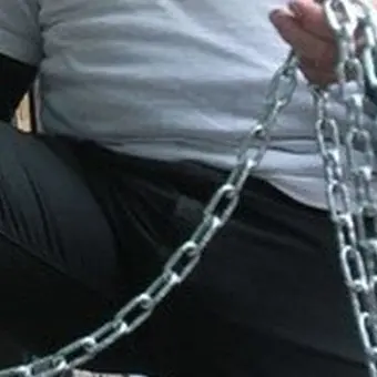 Il comune non ha soldi per il trasporto disabili, padre in catene per protesta