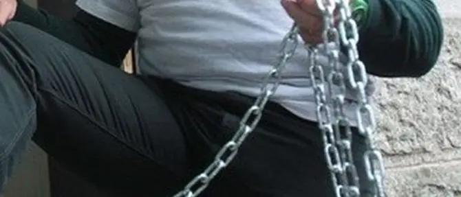 Il comune non ha soldi per il trasporto disabili, padre in catene per protesta