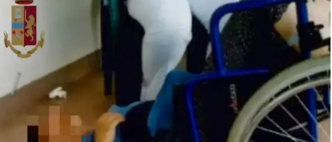Anziani maltrattati in casa di cura, due arresti