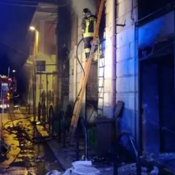 La mano della criminalità dietro l'incendio che ha devastato la pizzeria a Reggio Calabria