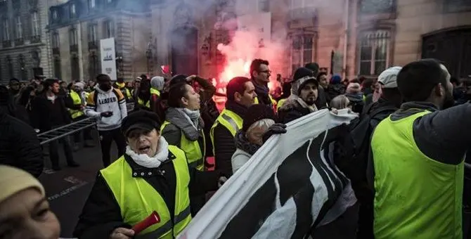 I “gilet gialli” infuocano la Francia: nel mirino il caro-benzina