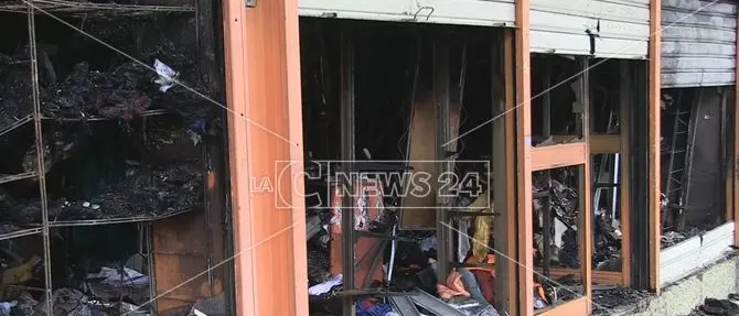 Cosenza, negozio distrutto dalle fiamme sotto la sopraelevata
