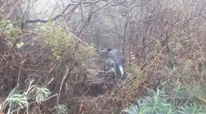 Auto perde il controllo e finisce in una scarpata, salvo il conducente