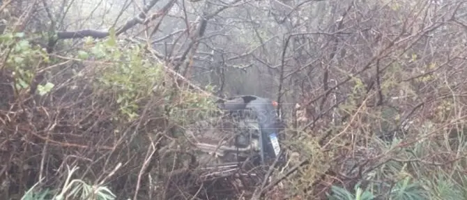 Auto perde il controllo e finisce in una scarpata, salvo il conducente