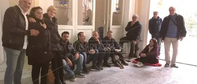 Psichiatria a Reggio, Scura non mantiene le promesse: nuova protesta