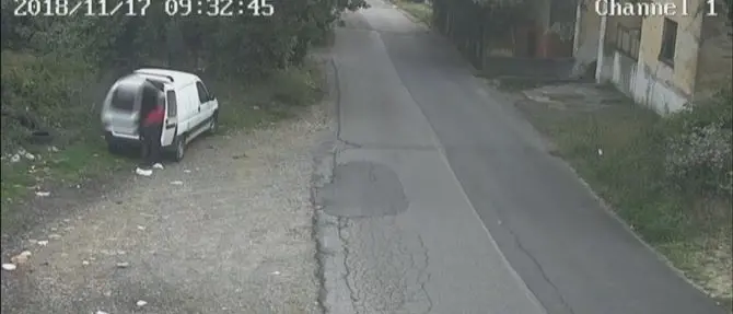 Pneumatici abbandonati in strada, nei guai azienda di Castrolibero