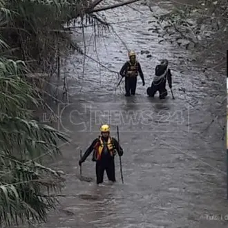 Si cerca Francesco Vangeli, carabinieri in azione nel fiume Mesima