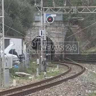 Atto vandalico nella galleria Santomarco a Paola, treni fermi e disagi