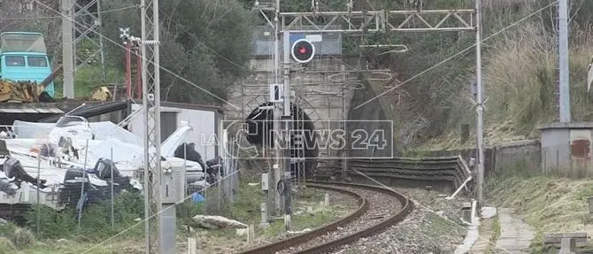 Atto vandalico nella galleria Santomarco a Paola, treni fermi e disagi