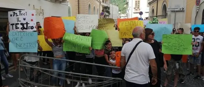 Protesta e occupazione al teatro Grandinetti di Lamezia Terme: 11 indagati