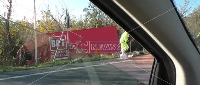 Scalea, drammatico incidente sulla Ss 18: camion finisce fuori strada