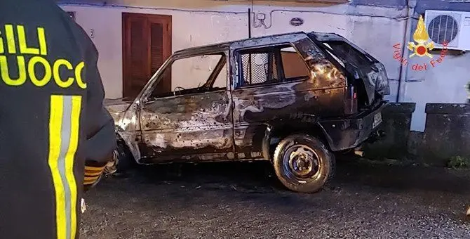 Auto incendiata a Catanzaro, il proprietario aveva già subito attentati