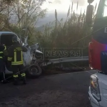 Impatto fatale sulla statale 18: un uomo perde la vita