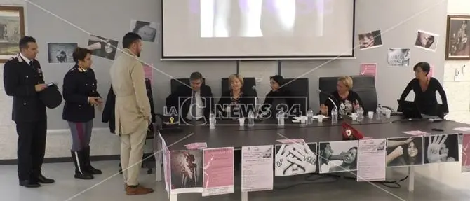 Paola, un flash mob per dire basta alla violenza sulle donne