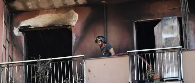 Dà fuoco alla casa per vendetta, muore il figlio 11enne