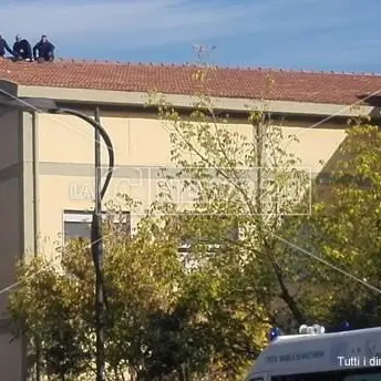 Tornano sul tetto della scuola gli operai licenziati a Corigliano-Rossano