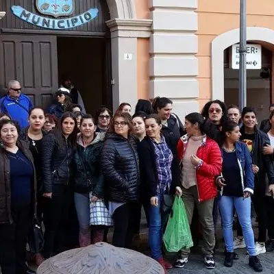 A Rossano il venerdì nero delle proteste: operai sui tetti e donne sul piede di guerra