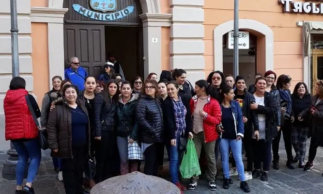 A Rossano il venerdì nero delle proteste: operai sui tetti e donne sul piede di guerra