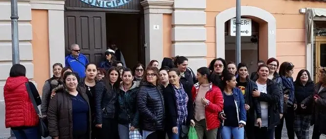 A Rossano il venerdì nero delle proteste: operai sui tetti e donne sul piede di guerra