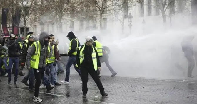 Gilet gialli: scontri e lacrimogeni a Champs-Elysees