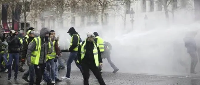 Gilet gialli: scontri e lacrimogeni a Champs-Elysees