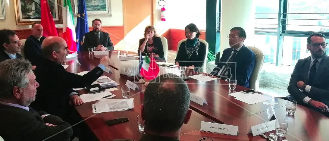 Il ministro cinese in Calabria, Oliverio: «Presto un volo diretto Lamezia-Cina»