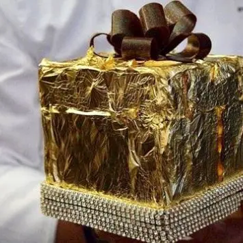 Un panettone con oro e cristalli, il lusso “popolare” per il Natale