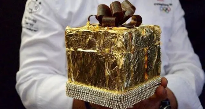 Un panettone con oro e cristalli, il lusso “popolare” per il Natale