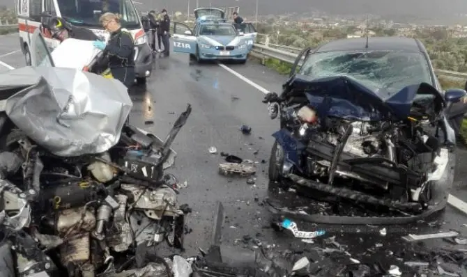 Scontro frontale lungo la Limina nel Reggino, due feriti gravi