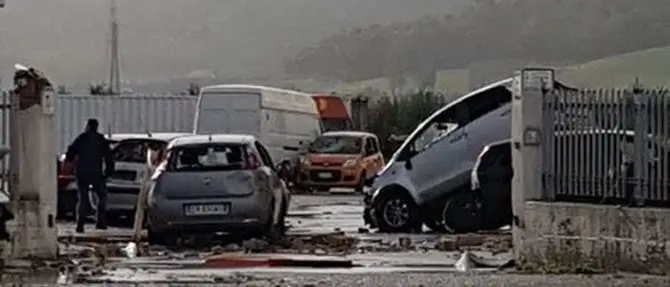 Tromba d’aria si abbatte sul Crotonese, capannoni devastati e mezzi distrutti
