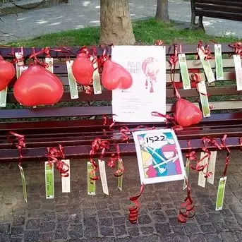 La panchina dell'amore negato, l' omaggio degli studenti alle vittime di femminicidio