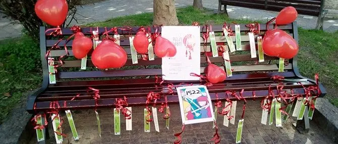 La panchina dell'amore negato, l' omaggio degli studenti alle vittime di femminicidio