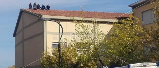 Operai licenziati sul tetto della scuola, sospesa la protesta