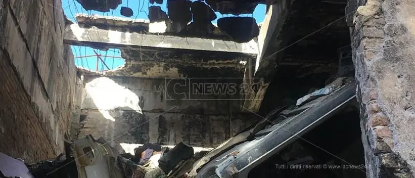 Viaggio nel ghetto degli «invisibili» dell’ex polveriera di Reggio tra discariche e macerie