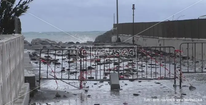 Maltempo, l'alto Tirreno cosentino flagellato dalla furia del mare