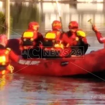 Paura a Corigliano, esonda il Crati e l'acqua invade case e strade: evacuate 50 persone