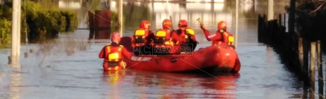 Paura a Corigliano, esonda il Crati e l'acqua invade case e strade: evacuate 50 persone