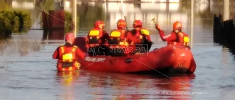 Paura a Corigliano, esonda il Crati e l'acqua invade case e strade: evacuate 50 persone