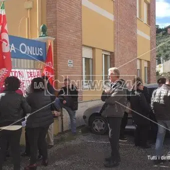 Catanzaro, i dipendenti della fondazione Betania incrociano le braccia