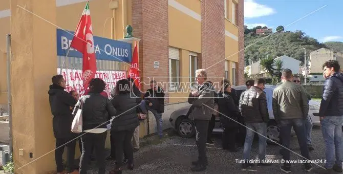 Catanzaro, i dipendenti della fondazione Betania incrociano le braccia