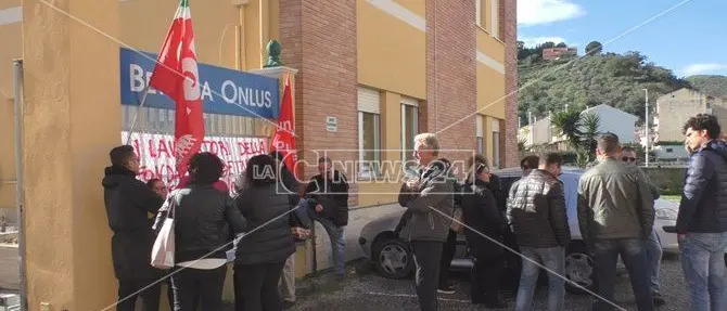 Catanzaro, i dipendenti della fondazione Betania incrociano le braccia