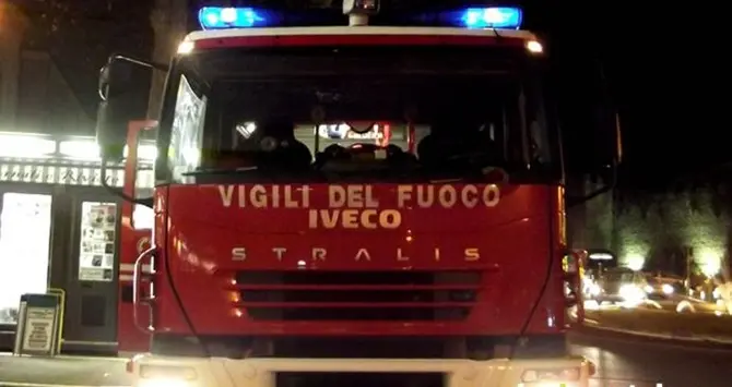 Catanzaro, auto in fiamme lungo viale De Filippis