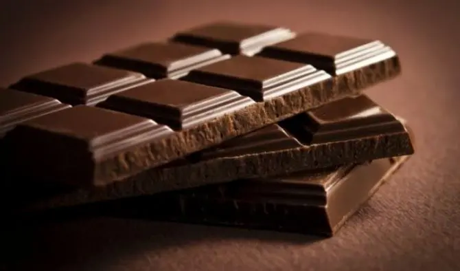 Rubano 4600 barrette di cioccolato, arrestati