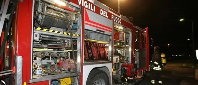 Nuova intimidazione a Reggio, incendio distrugge un bar in pieno centro