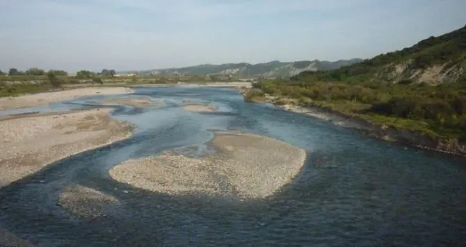 Sabbia e ghiaia prelevati dal fiume Neto, una denuncia nel Crotonese